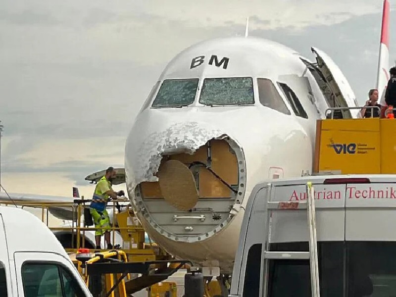 Drama na nebu: Avion na letu za Beč pogodio snažan grad, putnici ostali u čudu nakon slijetanja,evo šta je od njega ostalo (FOTO)