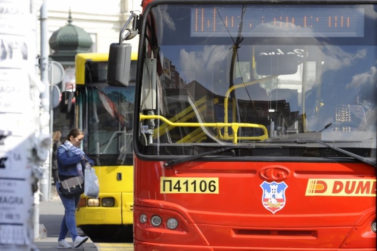 PRSNUO MU SUZAVAC U OČI: Usred dana napadnut vozač gradskog saobraćaja u Novom Sadu
