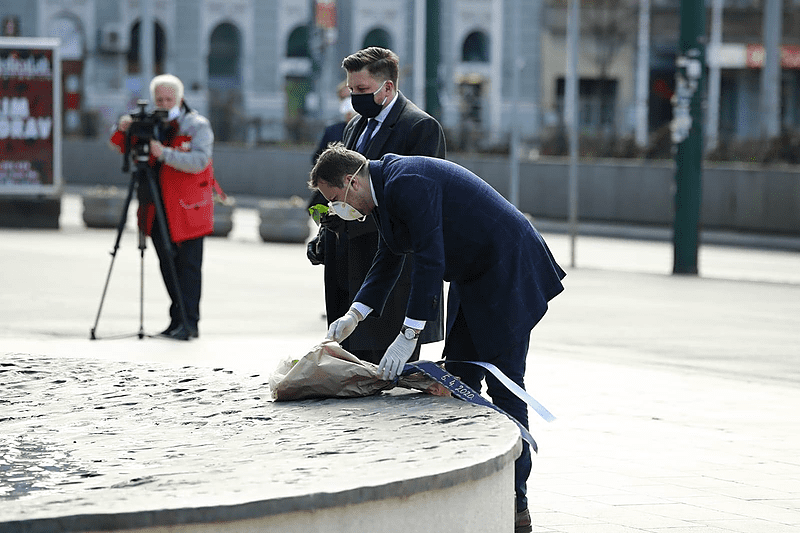 Obilježavanje opsade Sarajeva: Položeno cvijeće na spomen-obilježja