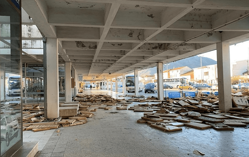 Nevrijeme / Oluja uništila krov autobuske stanice u Mostaru, stradali i poslovni prostori