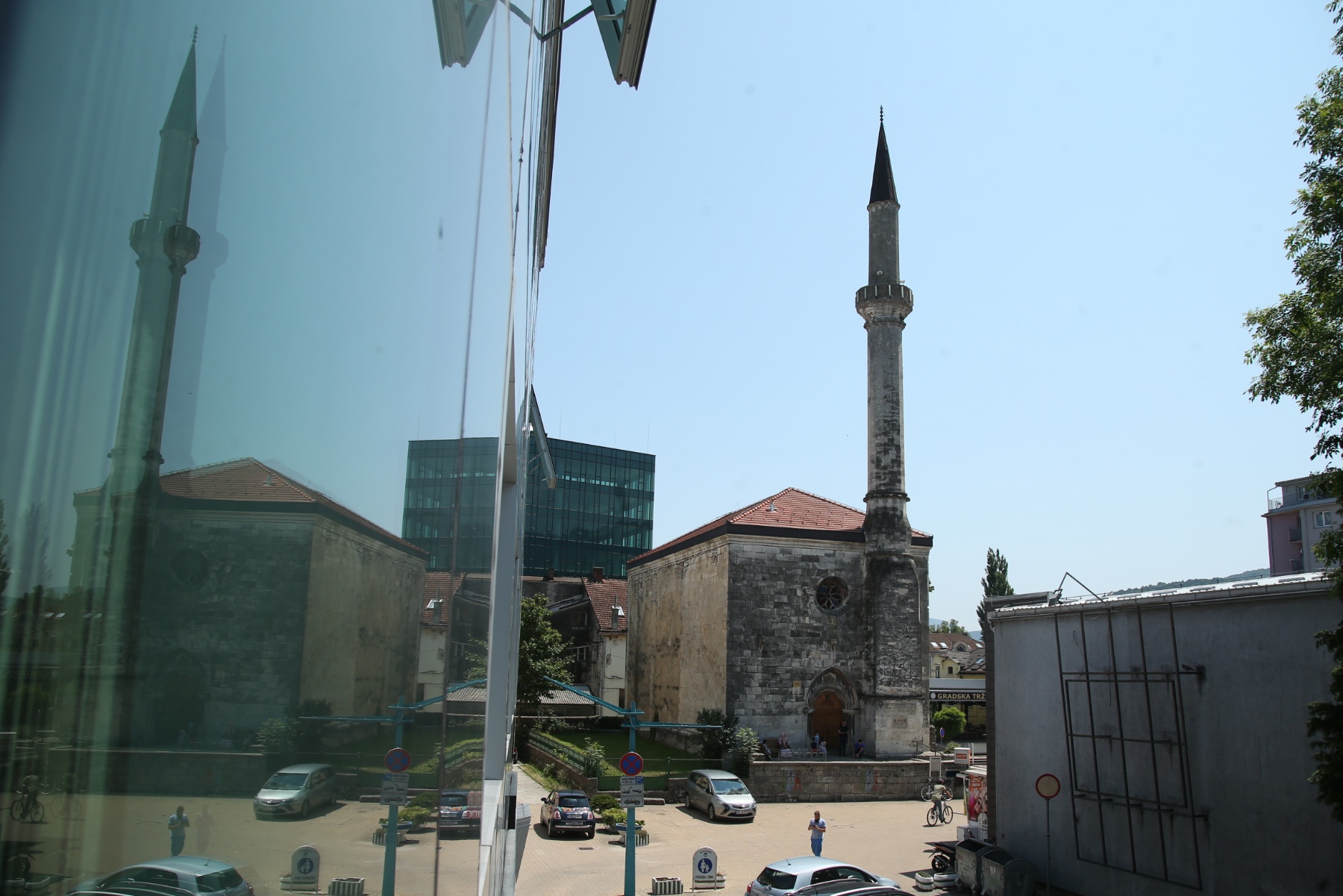 Bajram u gradu AVNOJ-a: Malo u kafanu, malo u džamiju, pa s rodbinom na ručak