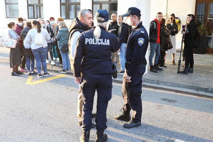 I za danas najavljen protest u Zagrebu, policija ispred KBC