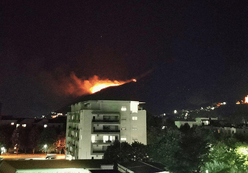 VATROGASCI USPJELI OBUZDATI ŠUMSKI POŽAR Jutros aktivan samo jedan krak prema prema trebinjskim brdima