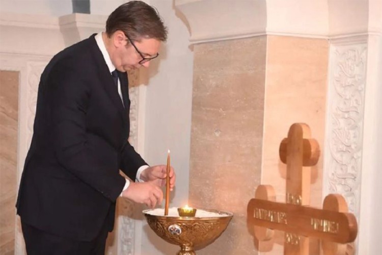Vučić zapalio svijeću Irineju: 
