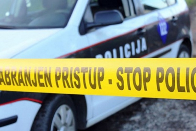 Teška nesreća kod Konjica, automobil podletio pod kamion