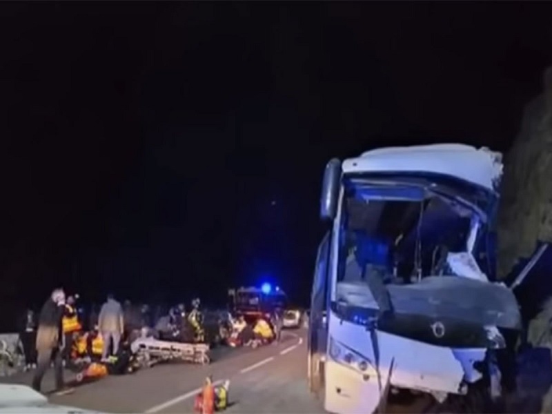 Tragedija kod skijališta u Francuskoj: Autobus se zabio u liticu, dvije osobe poginule