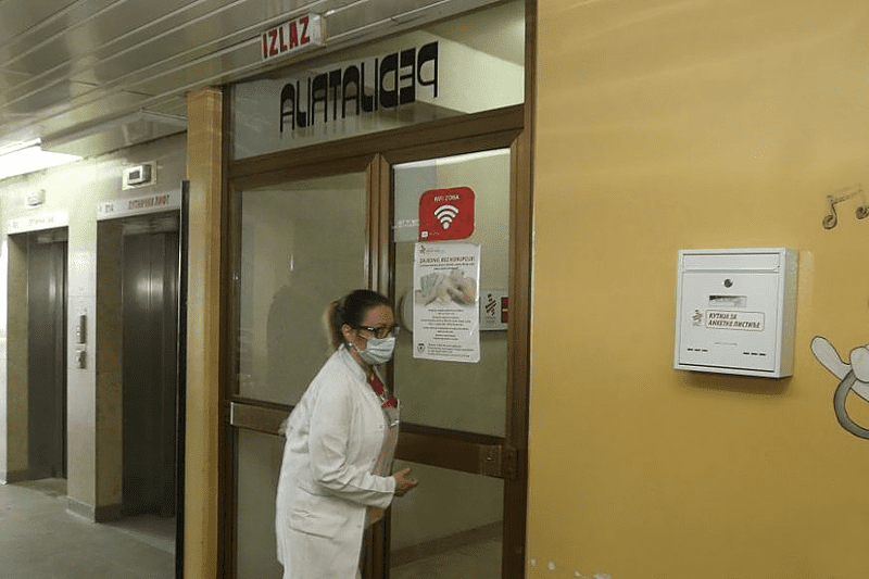 UKC PROMIJENIO ODLUKU Roditeljima ponovo dozvoljen boravak sa djecom u bolnici