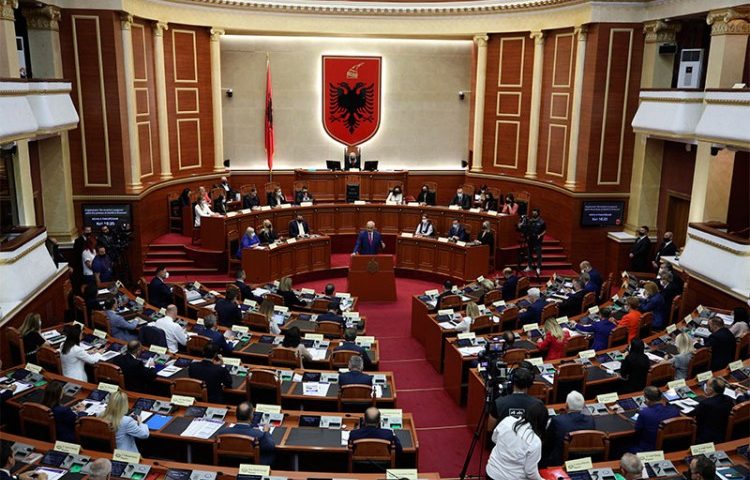 Albanski parlament odbacio rezoluciju o Srebrenici