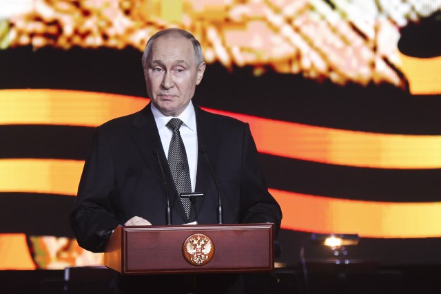 Putin se obratio: Opet nam prijete njemačkim tenkovima