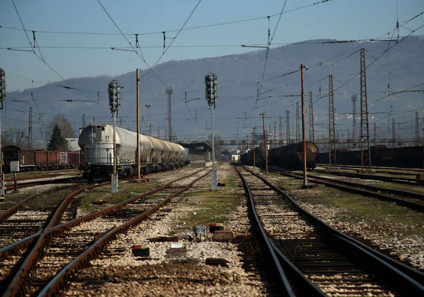 Stravična nesreća na liniji Doboj - Omarska: Voz naletio na automobil, POGINUO VOZAČ