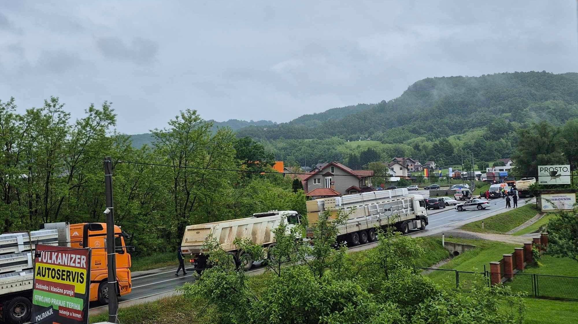 Saobraćajna nesreća kod Žepča: Povrijeđeno više osoba, obustavljen saobraćaj