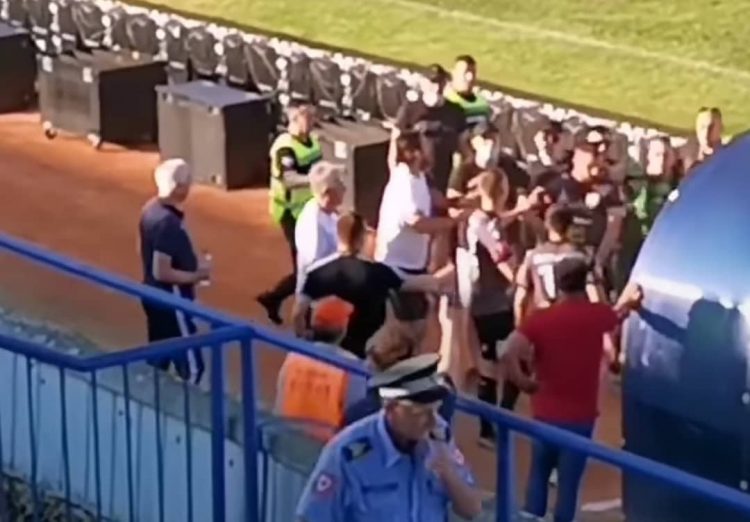 Tužna slika bh. fudbala /VIDEO/: Navijači Rudara tukli fudbalere, skidali im dresove…