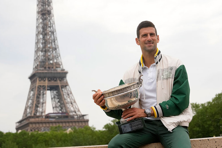 Novak sa istorijskim trofejom pozirao ispred Ajfelovog tornja (FOTO)