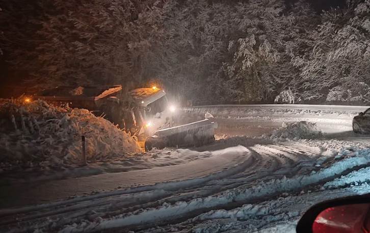 Snijeg već stvorio probleme na putevima, na Manjači se prevrnula grtalica (FOTO)