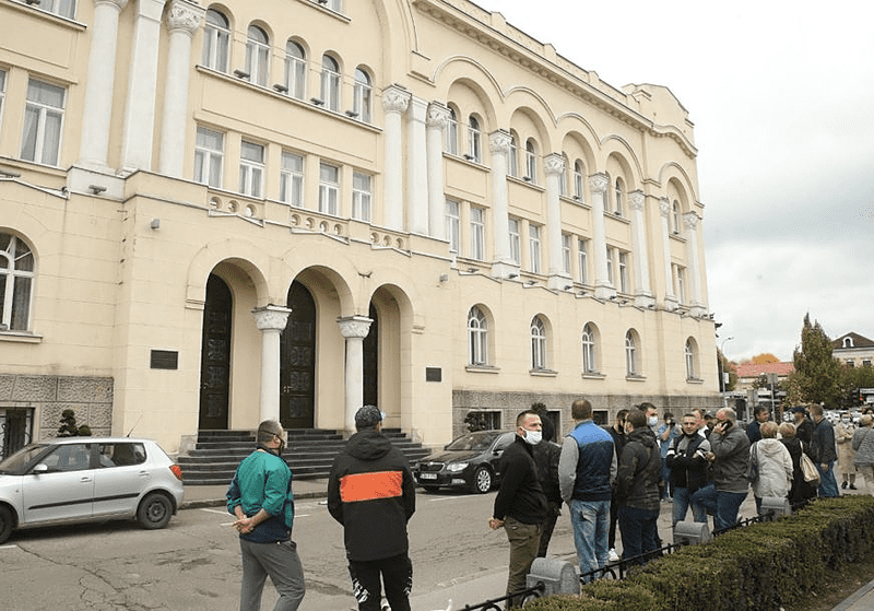 PROTEST U BANJALUCI Nezadovoljni građani traže da se djeca vrate u škole i da se produži radno vrijeme kafanama