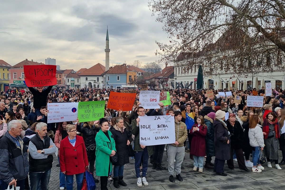 Protest učenika i studenata u Tuzli: Skuplja mjesečna nego semestar