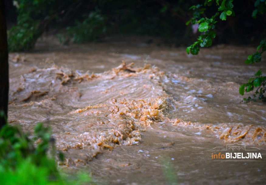 UPOZORENJE: Moguće izlivanje bujičnih potoka, građani da zaštite imovinu