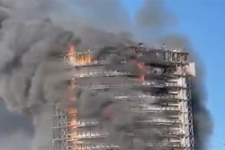 Vatra progutala zgradu od 15 spratova u Italiji