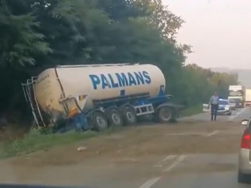 Udes kod Doboja: Cisternom sletio sa puta (VIDEO)