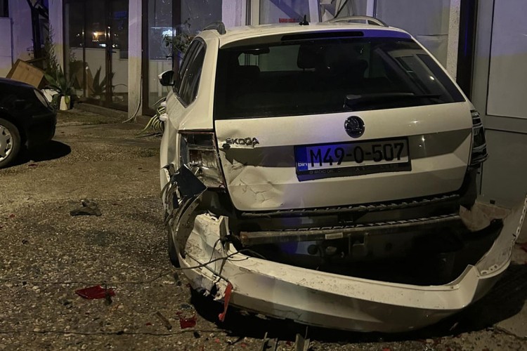  Pijani vozač polupao osam vozila i četiri izloga u Doboju (FOTO/VIDEO)