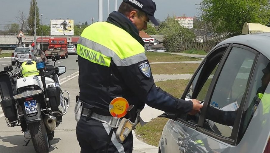 NAPRAVIO SVE MOGUĆE PREKRŠAJE: Prošao na crveno, vozio drogiran - beogradska policija odmah reagovala