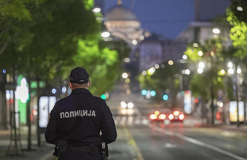 DRAMA U CENTRU GRADA Muškarac sa automatskom puškom upao u kafić, GOSTI POLIJEGALI NA POD