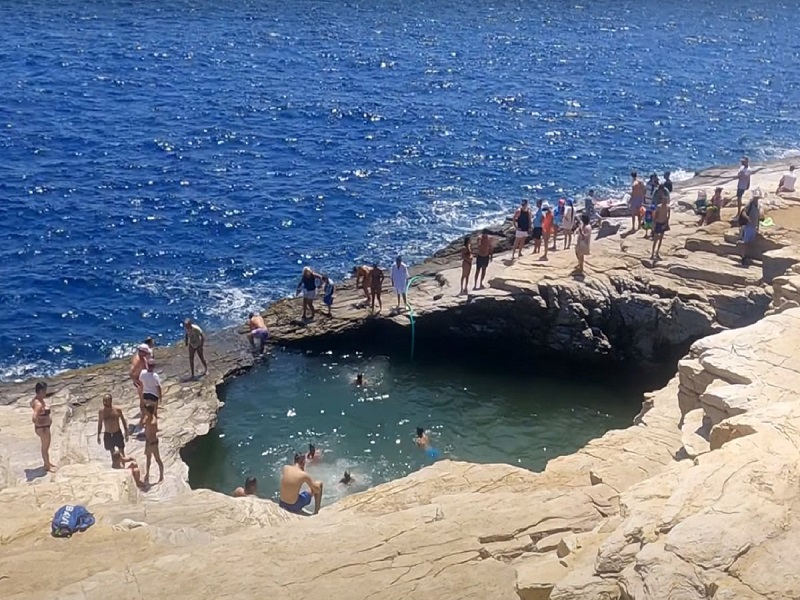 Turisti šokirani prizorima na plažama: Peku paprike, imaju slavski sto i ogovaraju selo