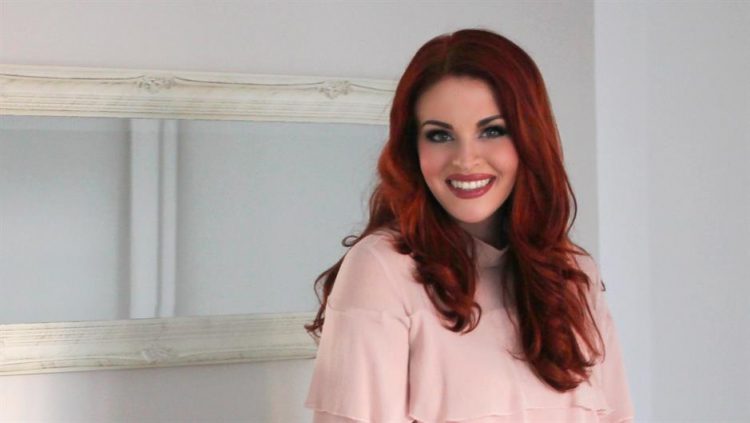 Unuka Alije Izetbegovića uz jelku čestitala pravoslavni Božić /FOTO/