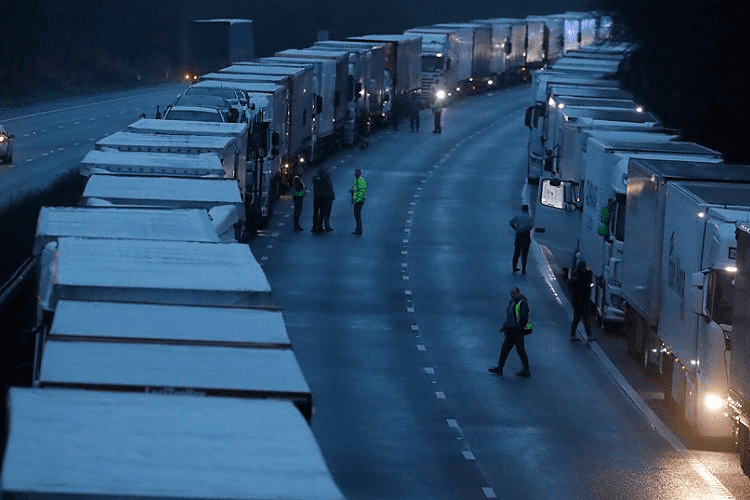 Hiljade vozača provode Božić na granici