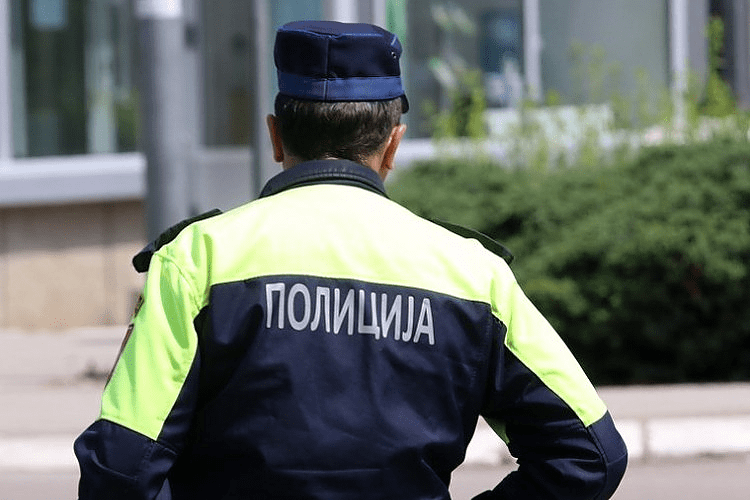 Policajac napadnut ispred Hitne pomoći u Trebinju