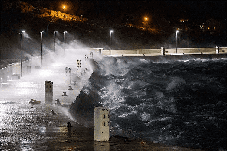U Hrvatskoj olujni vjetar oko 200 km/h, poginula jedna osoba
