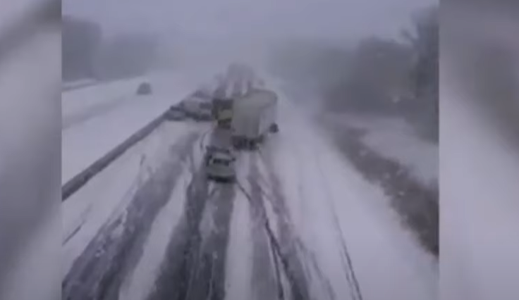 Masovna saobraćajna nesreća: Sudarilo se 100 automobila, kamioni u plamenu