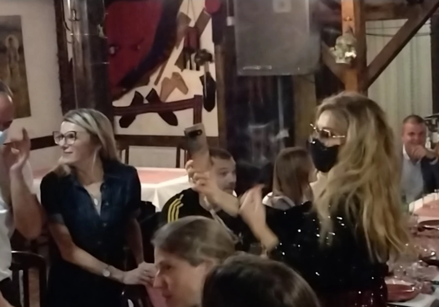 Anđelka Prpić i Danica Maksimović zalomile u provodu: Kitile muzičare, pjevale i igrale bez prestanka