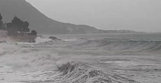 Region na udaru lošeg vremena: Nakon obilnih kiša ogromni talasi poplavili šetalište u Herceg Novom, u Srbiji na snazi crveni meteoalarm (VIDEO)