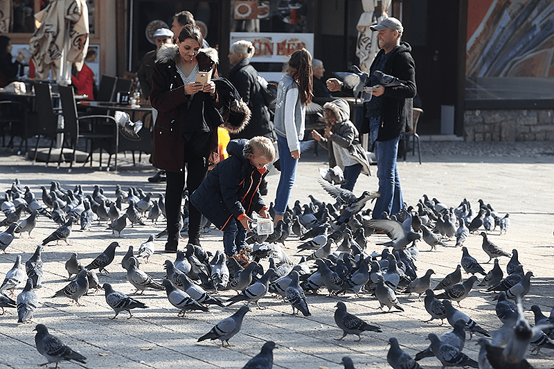 OD DANAS NA SNAZI NOVE MJERE U FBiH Građanima preporučeno izbjegavanje javnih okupljanja