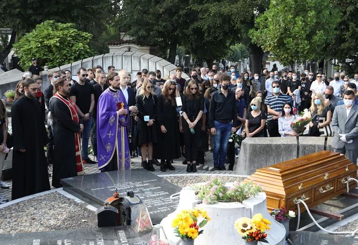 GLUMAC NENAD NENADOVIĆ SAHRANJEN Majci pozlilo, a supruga zagrlila kćerke i ovo im prošaputala