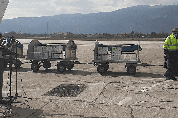 Avion sa vakcinama poletio iz Turske za BiH