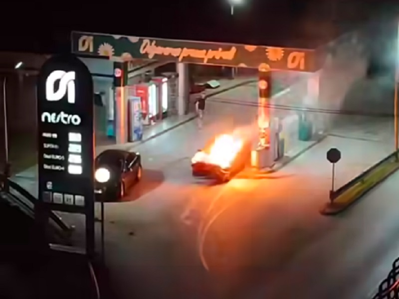 Dva automobila se sudarila na benzinskoj pumpi pa buknuo požar (VIDEO)