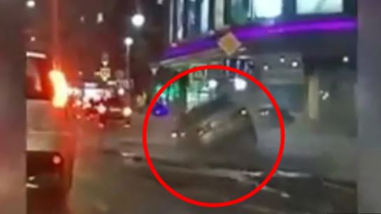 Automobil nasred ulice upao u veliku rupu i sletio na krov