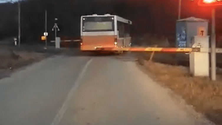 Ima li ovaj čovjek mozga: Vozač autobusa u Modriči prešao prugu uprkos spuštenoj rampi i signalizaciji