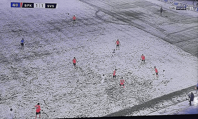 Urnebesne scene u Turskoj, zbog sniježnih padavina igrači Sivasspora postali “nevidljivi”