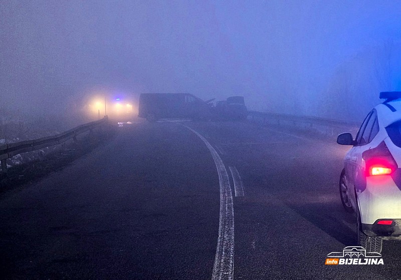 Žestok sudar kombija i dva automobila, među povrijedjenims i trudnica (FOTO, VIDEO)