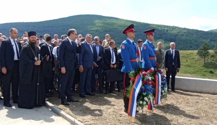 Dodik i Vučić položili vijence: Nećemo zaboraviti srpske žrtve na Petrovačkoj cesti