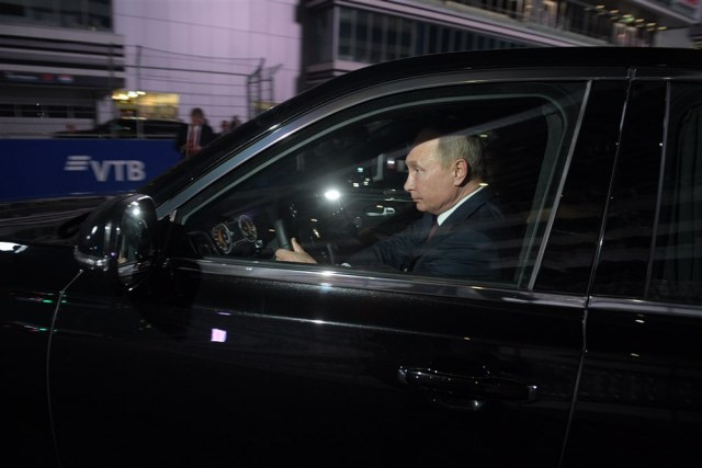 Putin vozi preko Krimskog mosta /VIDEO/