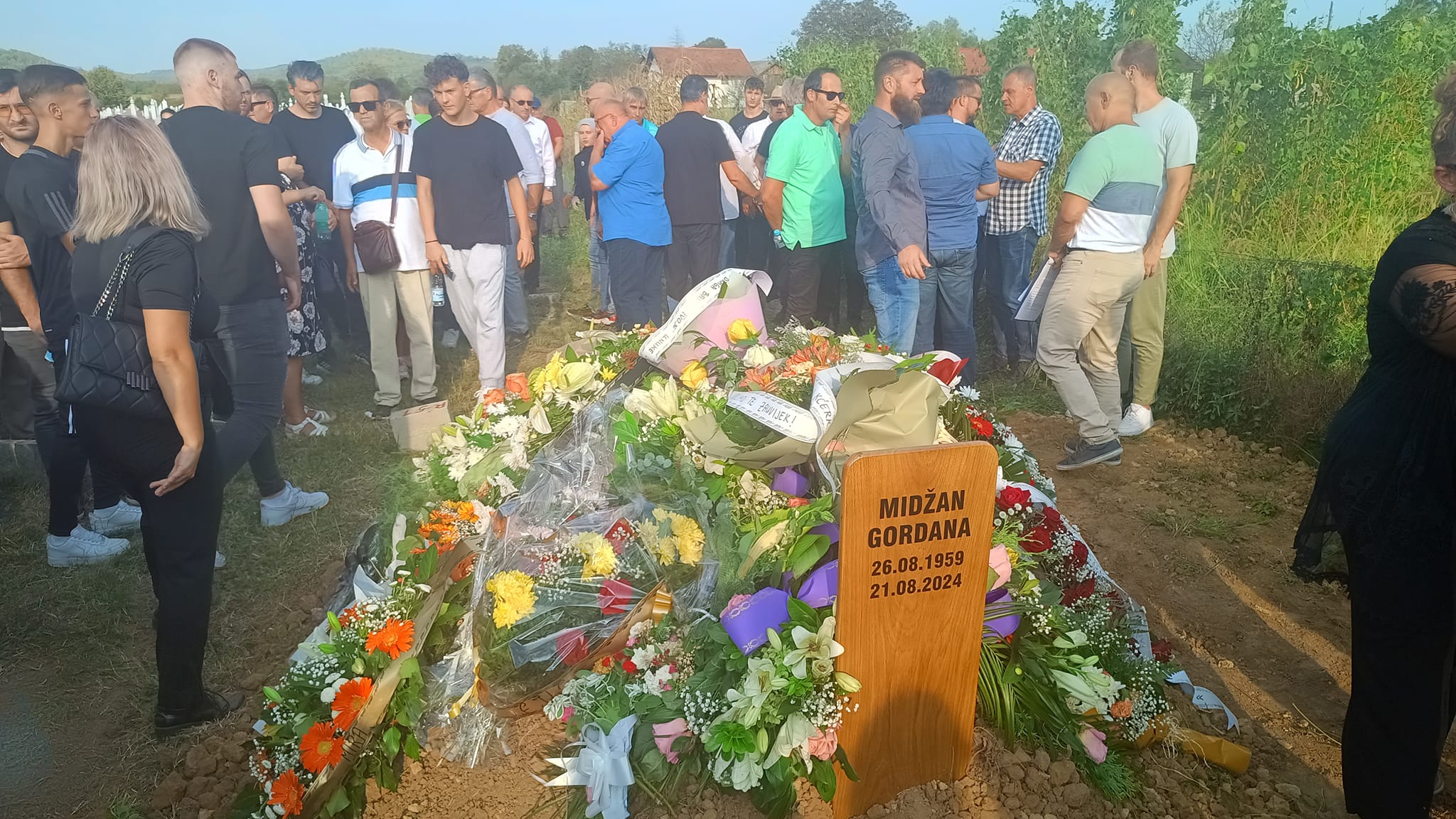 Sanski Most ispratio ubijenu profesoricu: Gordana Midžan sahranjena na svoj rođendan (FOTO)