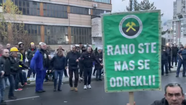 PROTESTI U SARAJEVU Rudari zaigrali kolo ispred Vlade FBiH dok čekaju ispunjenje zahtjeva