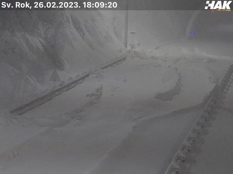 Snijeg napravio haos u Hrvatskoj, otvoren prihvatni centar za blokirane putnike 