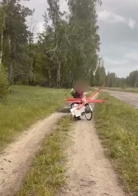 „Paradajz se neće vezati“: Baka iz ukrajinskog sela skupljala natpise „Mine“ sa minskog polja