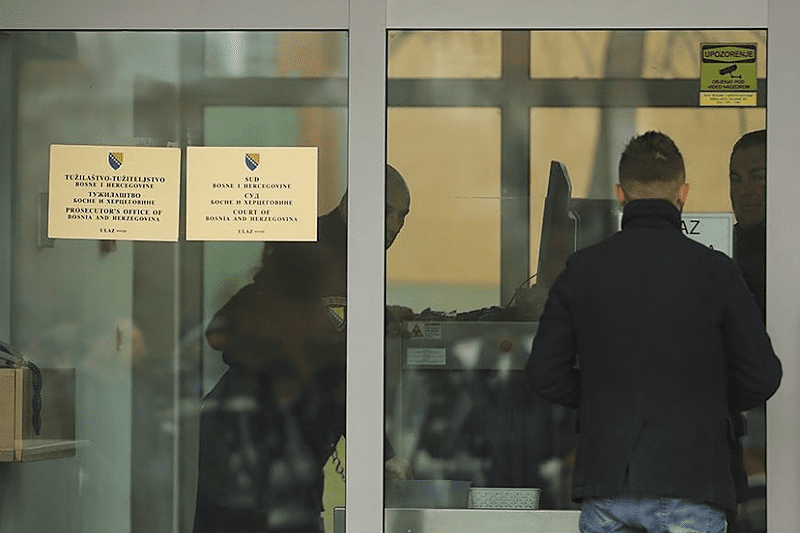 OPTUŽNICA PROTIV TRI OSOBE Prevozili 18 ilegalnih migranata od Sarajeva do Velike Kladuše