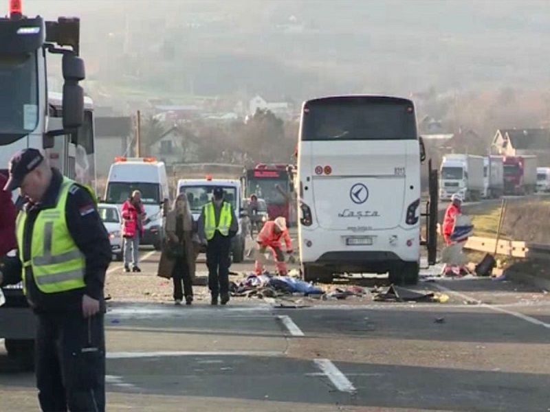 Detalji teške nesreće u Srbiji: Autobus preticao kolonu i direktno udario u drugi